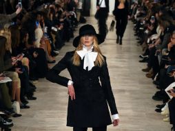 Ralph Lauren completó el look de dandi inglés con detalles como cinturones, sombreros y botas. AFP / J. Samad