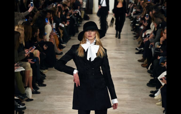 Ralph Lauren completó el look de dandi inglés con detalles como cinturones, sombreros y botas. AFP / J. Samad