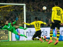 El tercer gol cayó durante el tiempo añadido, siendo el autor de la anotación el gabonés Pierre-Emerick Aubameyang (centro). AFP / B. Thissen