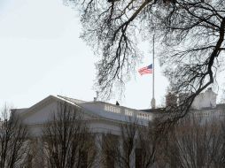 La bandera de EU ondea sobre la Casa Blanca a media asta en memoria de la ex primera dama, Nancy Reagan. AFP / N. Kamm