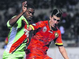 Adrián Villalobos (#84), de Leones negros, cubre el balón de Félix Micolta, de Bravos de Juárez. ESPECIAL / COPAMX