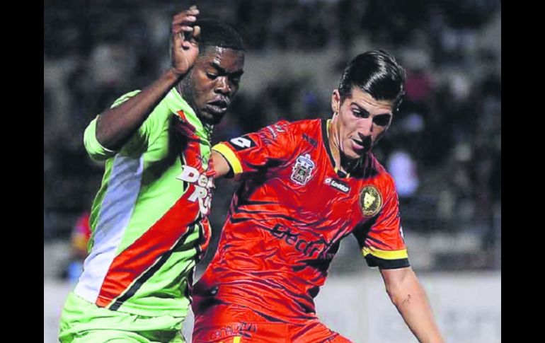 Adrián Villalobos (#84), de Leones negros, cubre el balón de Félix Micolta, de Bravos de Juárez. ESPECIAL / COPAMX