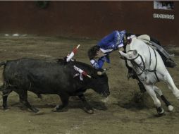 Pablo Hermoso de Mendoza hace gala de su arte con su primero de la noche, ayer en Tlaquepaque. EL INFORMADOR / F. Atilano