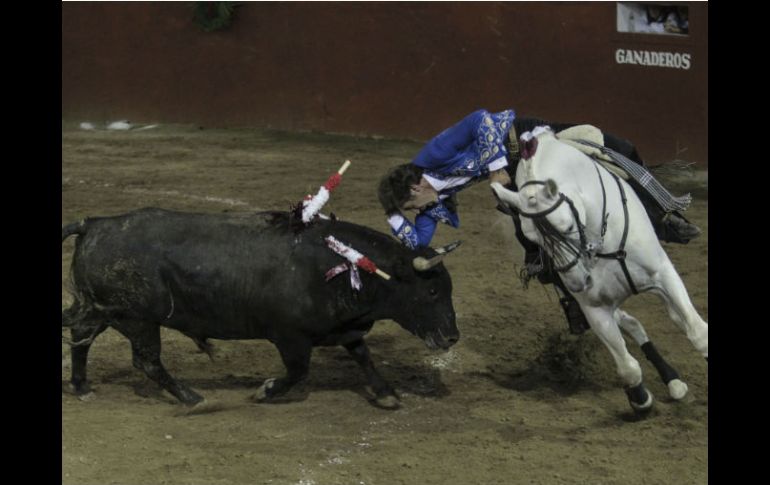 Pablo Hermoso de Mendoza hace gala de su arte con su primero de la noche, ayer en Tlaquepaque. EL INFORMADOR / F. Atilano