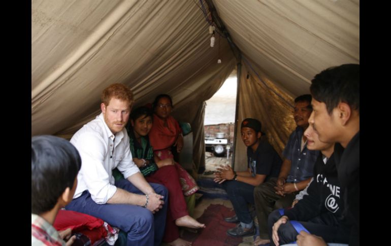 El representante de la corona británica habló con familias que viven en el campamento Bhaktapur. AFP / N. Chitrakar