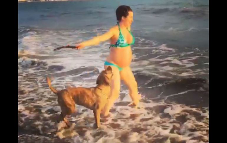 Presume su pancita mientras juega con su perro Morocco. INSTAGRAM / ariadne_diaz