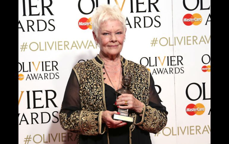 Judi Dench sosteniendo el premio por su actuación en The Winter's Tale. AP / J. Ryan