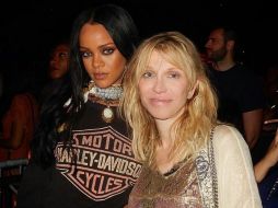 La viuda de Kurt Cobain acudió a Coachella para ver el concierto de Guns N' Roses junto a Rihanna. TWITTER / @courtney