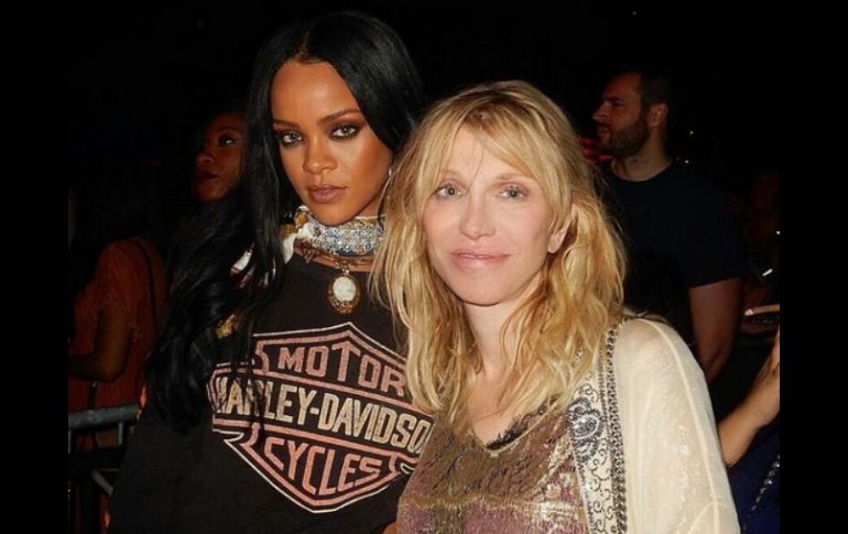 La viuda de Kurt Cobain acudió a Coachella para ver el concierto de Guns N' Roses junto a Rihanna. TWITTER / @courtney