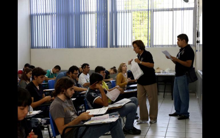 Los apoyos se entregarán a través de una tarjeta electrónica con la que los jóvenes podrán adquirir sus necesidades. EL INFORMADOR / ARCHIVO