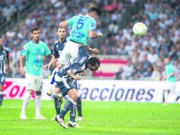 El volante del Pachuca, Víctor Guzmán (#5), remata en el último minuto de la Final para darle el campeonato a los Tuzos. MEXSPORT /