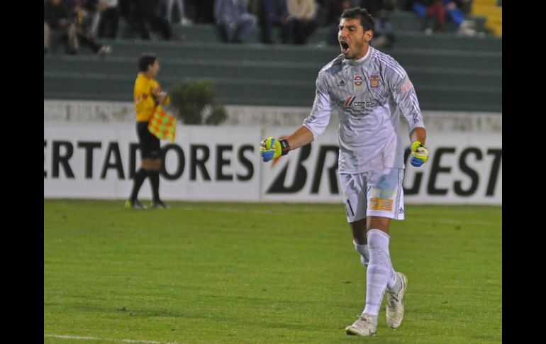 Los nominados como mejor portero son Nahuel Guzmán (foto) y el argentino Agustín Marchesín. MEXSPORT / ARCHIVO