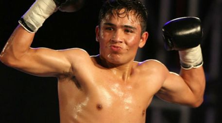 El 'Goofy' Montes acudió ayer al Mercado de Abastos, donde subió a la romana para marcar un peso de 58 kilogramos. ESPECIAL /