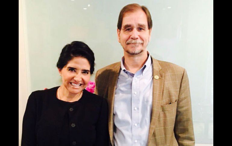 Barrales compartió en redes sociales una foto de la reunión con Basave. TWITTER / @Ale_BarralesM