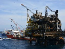 El precio del petróleo ha caído recientemete; el referente internacional, el Brent, cotiza en 44.05 dólares por barril. EFE / ARCHIVO