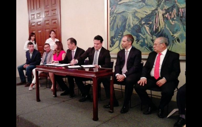 Aristóteles durante la firma de convenio con el Colegio de Notarios del Estado de Jalisco. EL INFORMADOR / E. Mondragón