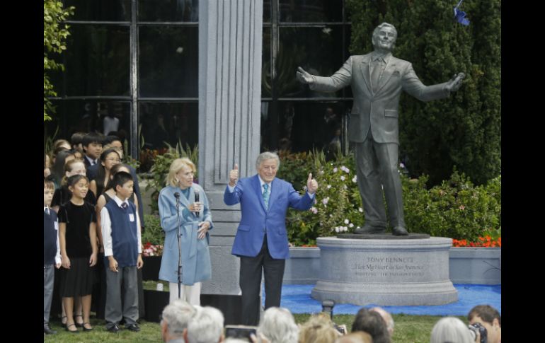 Miles de personas presenciaron la develación de una estatua de dos metros y medio del cantante realizada en bronce. AP / E. Risberg