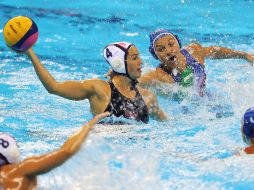 Acción del partido por la medalla de oro femenil entre Estados Unidos e Italia. EFE / O.Panagotou