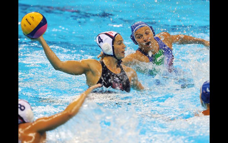 Acción del partido por la medalla de oro femenil entre Estados Unidos e Italia. EFE / O.Panagotou