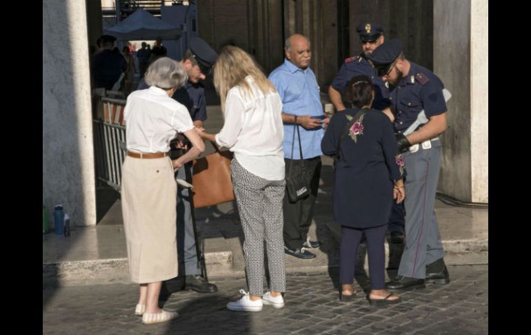 El flujo de feligreses fue ligero y en orden a pesar de las exhaustivas revisiones. EFE / G. Onorati