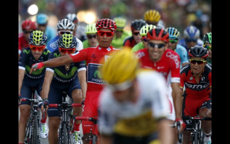 Quintana se enfundará en el maillot rojo definitivo, escoltado por Chris Froome y Esteban Chaves. EFE / J. Lizon