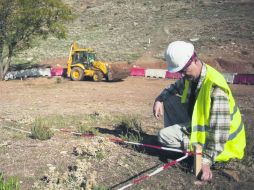 Tercera. Técnicos inspeccionan la zona en la tercera búsqueda de los restos del poeta. AFP /