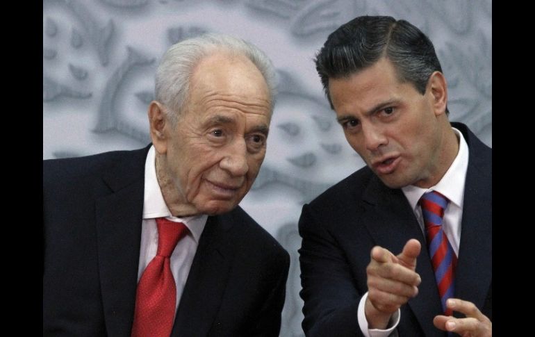 Foto de archivo que muestra al fallecido Shimon Peres, junto con el Presidente Peña Nieto, en una visita del israelí en noviembre 2013. AP / ARCHIVO