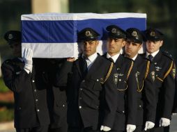 Guardia de Honor de Israel carga el ataúd del ex presidente israelí Shimon Peres en Jerusalén. EFE / A. Safadi