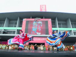 Un número de baile folclórico engalanó la apertura. Dentro del recinto, Dina Buendía abrió las presentaciones. EL INFORMADOR / F. Atilano