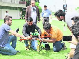 PREPARACIÓN. Los equipos tuvieron el reto de crear un pequeño satélite a partir de una lata de refresco que se lanzó con un dron. ESPECIAL / UdeG/A. González