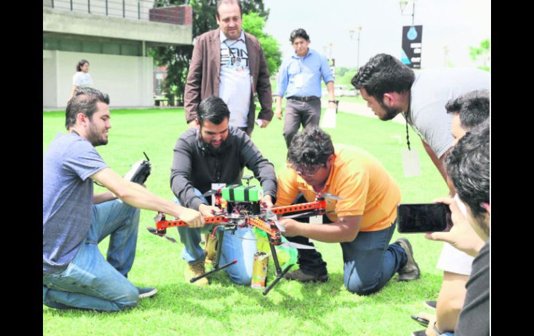 PREPARACIÓN. Los equipos tuvieron el reto de crear un pequeño satélite a partir de una lata de refresco que se lanzó con un dron. ESPECIAL / UdeG/A. González