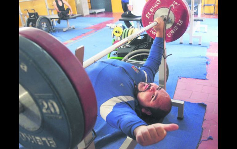 El  multimedallista en la disciplina de powerlifting posa durante un entrenamiento en las instalaciones del Code Jalisco. EL INFORMADOR / M. Vargas