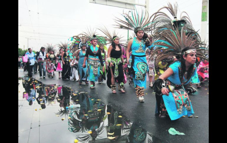 En el libro 'La Romería de Zapopan, patrimonio cultural intangible' se afirma que en esta celebración participan 32 mil danzantes. ESPECIAL /