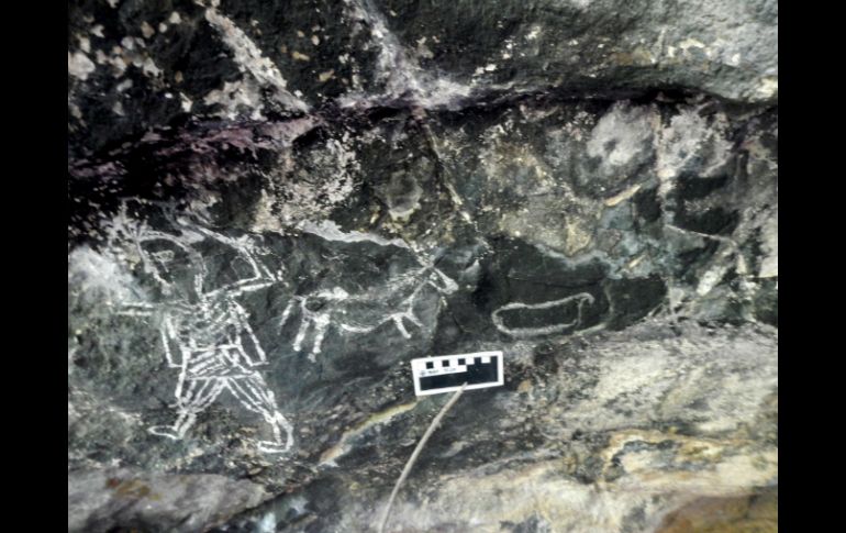 Las pinturas mezclan elementos de la tradición mesoamericana como manos esquemáticas, cuentas numéricas y representaciones de astros. EFE /