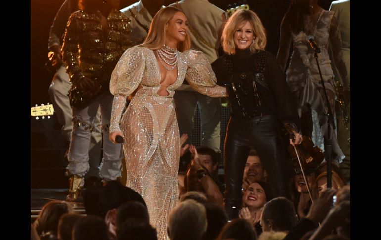 Vestida con un vestido blanco angelical y capas de perlas, la artista se presenta junto con las Dixie Chicks. AP / R. Diamond