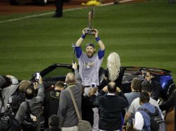 Ben Zobrist, galardonado como MVP con un Chevrolet Camaro SS convertible, edición 50 Aniversario. AP / G. Puskar