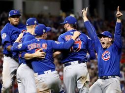 Los Cachorros lo hicieron de la manera más emocionante, superando a los Indios 8-7 en 10 innings. AFP / E. Shaw