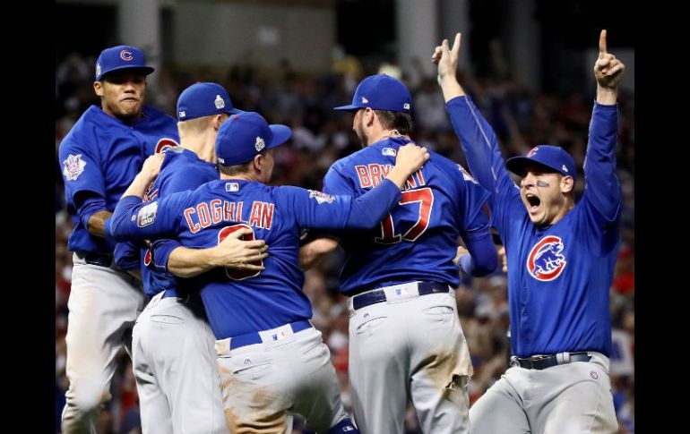 Los Cachorros lo hicieron de la manera más emocionante, superando a los Indios 8-7 en 10 innings. AFP / E. Shaw