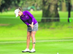 Sarah Jane Smith, de Australia, se posiciona en el hoyo 18 durante la segunda ronda del Lorena Ochoa Invitational. AFP /