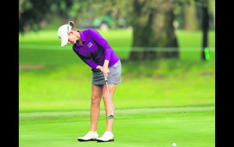 Sarah Jane Smith, de Australia, se posiciona en el hoyo 18 durante la segunda ronda del Lorena Ochoa Invitational. AFP /