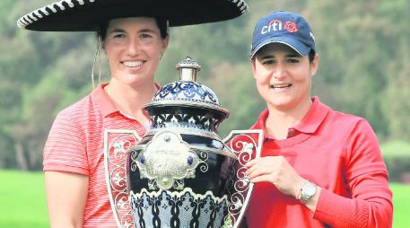 La española Carlota Ciganda (izq.) posa con su trofeo acompañada de la anfitriona del torneo, Lorena Ochoa. AFP / V. Ridley