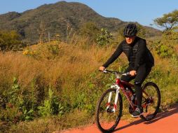 El gobernador dejó el traje formal por una mañana para hacer el recorrido en ropa deportiva. ESPECIAL /