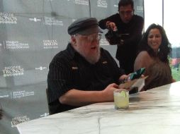 Los asistentes pasaron en grupos de siete personas a la mesa de George R. R. Martin. EL INFORMADOR / M. Villanueva