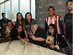 Los asistentes convivieron unos minutos con el escritor, quien recibió un muñeco artesanal mexicano como regalo de uno de sus fans. ESPECIAL / J. Barragán