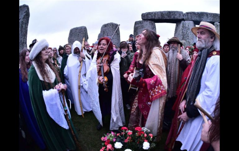 Varias de las personas acudieron disfrazadas de druidas a Stonehenge. AP / B. Birchall