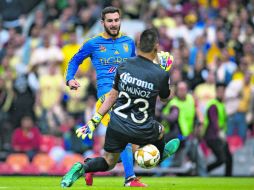 André-Pierre Gignac dispara de derecha por debajo de las piernas de Moisés Muñoz, quien se precipitó al salir a cerrar el ángulo. MEXSPORT /