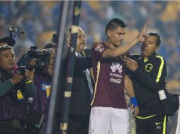 Goltz es escoltado fuera de la cancha durante el partido de ayer. MEXSPORT / C. de Marchena