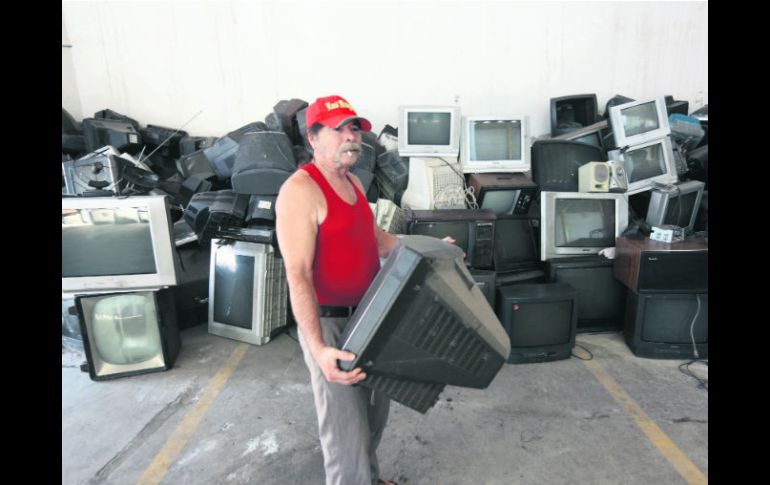 El señor Ramiro entregó una televisión vieja en el centro de acopio donde se decidirá el destino final para que no dañe el ambiente. EL INFORMADOR / G. Gallo