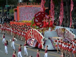 El desfile es visto por miles de personas en las calles de Pasadena. AFP / R. Beck