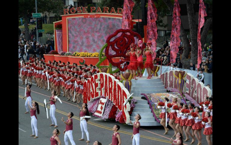 El desfile es visto por miles de personas en las calles de Pasadena. AFP / R. Beck